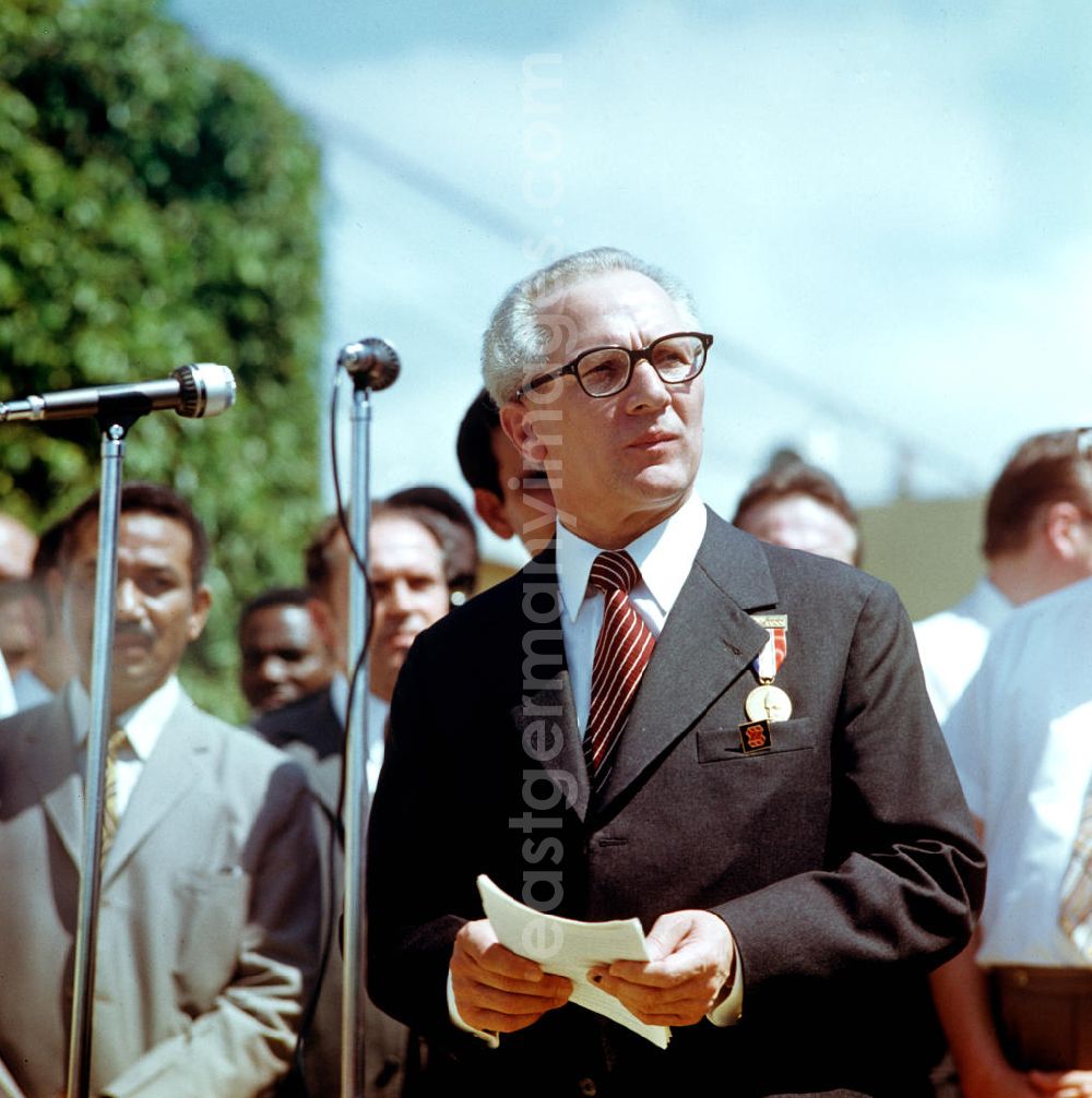 GDR photo archive: Santiago de Cuba - Rede des Staats- und Parteivorsitzenden der DDR, Erich Honecker, während seines Staatsbesuches in Kuba. Honecker stattete vom 2