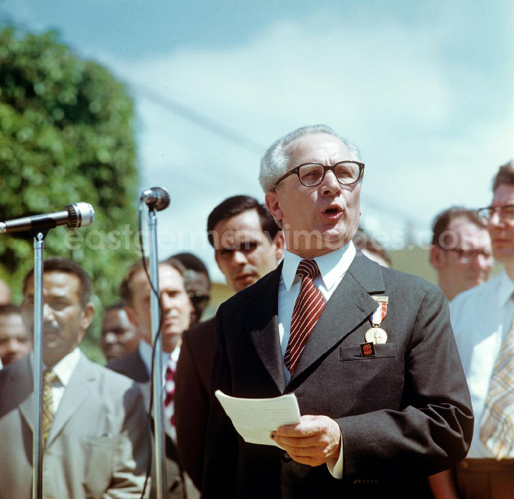 GDR picture archive: Santiago de Cuba - Rede des Staats- und Parteivorsitzenden der DDR, Erich Honecker, während seines Staatsbesuches in Kuba. Honecker stattete vom 2