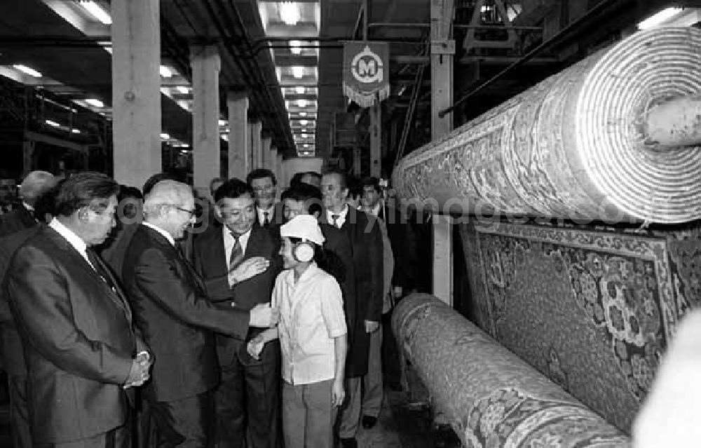 GDR picture archive: Pjöngjang - Staatsbesuch von Erich Honecker in Nordkorea.