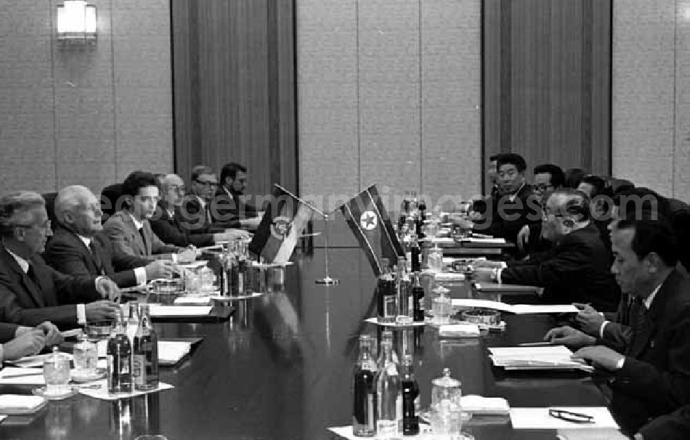GDR photo archive: Pjöngjang - Staatsbesuch von Erich Honecker in Nordkorea.