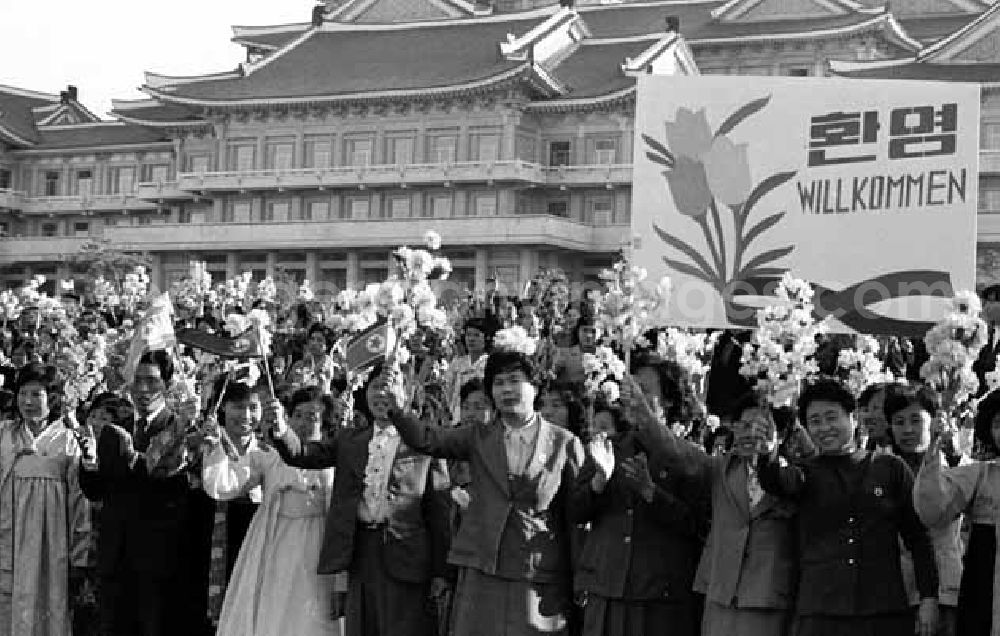 GDR picture archive: Pjöngjang - Staatsbesuch von Erich Honecker in Nordkorea.