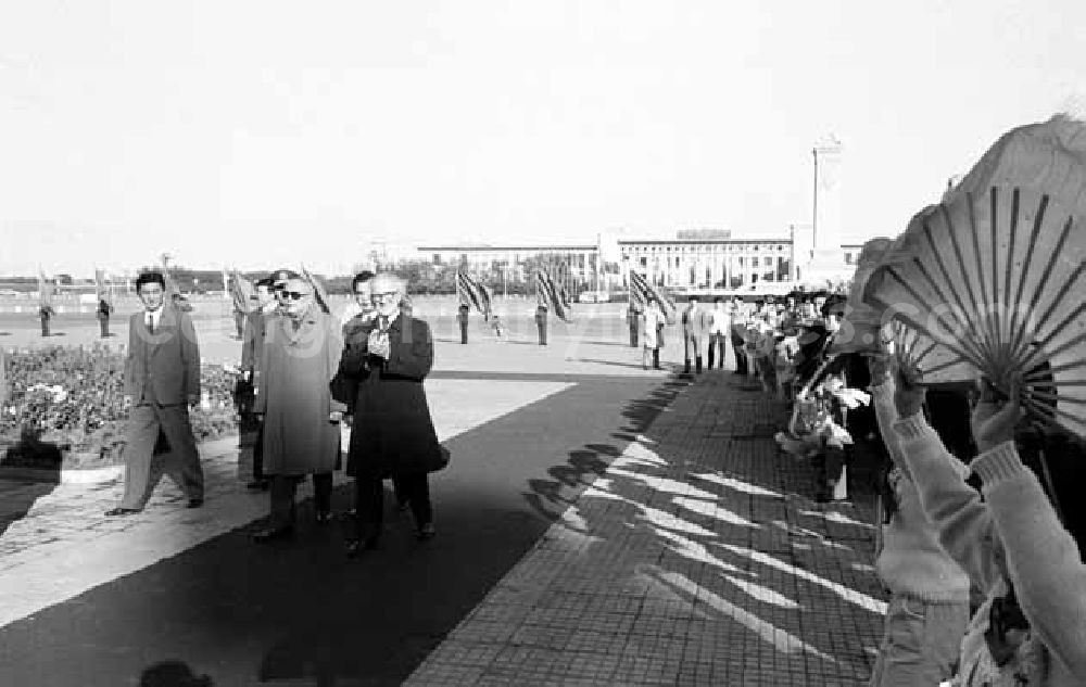 GDR photo archive: Peking - DDR-Staats- und Parteichef Erich Honecker (vorn r.) schreitet, begleitet vom Präsidenten der Volksrepublik China, Li Xiannian (2.v.l.), an ausgewählter Bevölkerung vorbei. Honecker weilte vom 20. bis 28.1