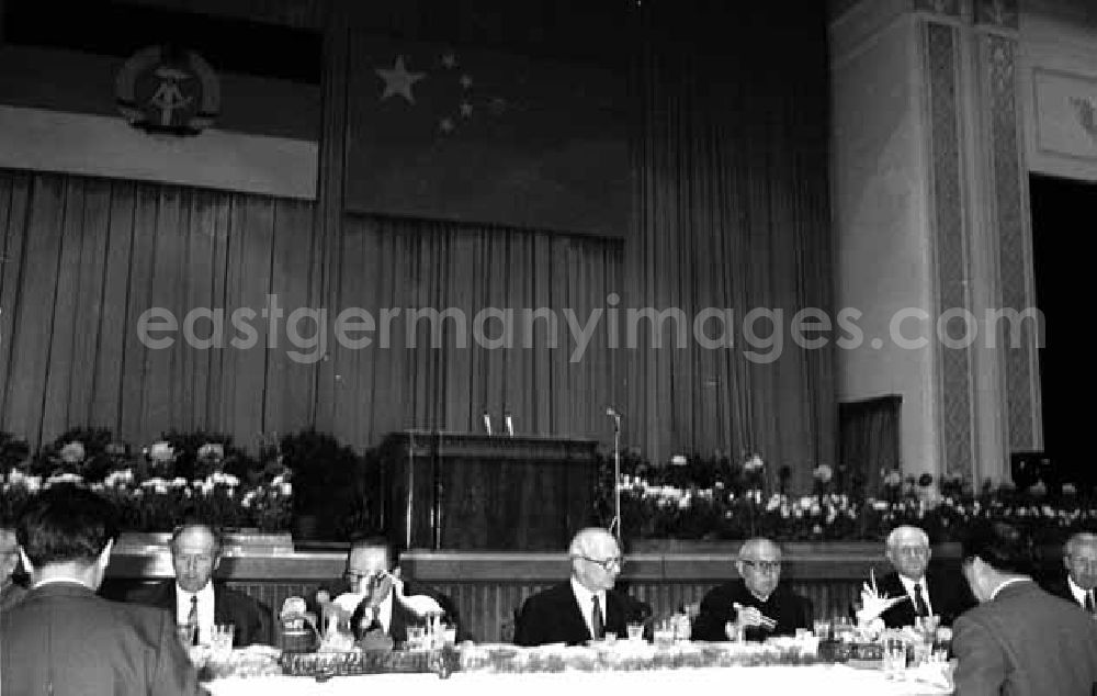 Peking: DDR-Staats- und Parteichef Erich Honecker zusammen im Gespräch mit Delegierten der DDR und volksrepublik China. Honecker weilte vom 20. bis 28.1