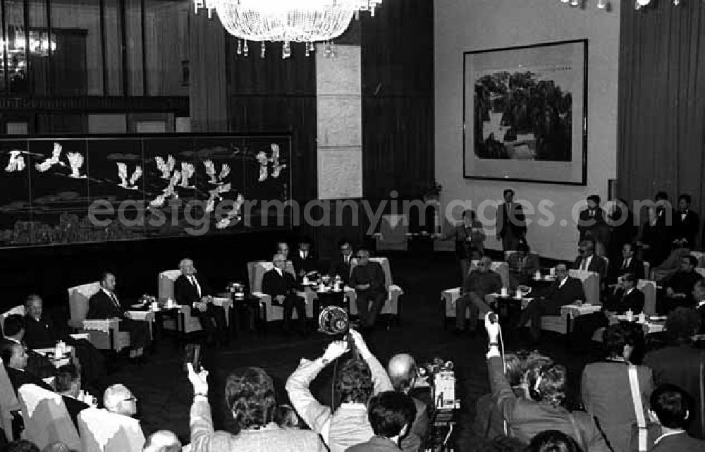 GDR image archive: Peking - DDR-Staats- und Parteichef Erich Honecker (vorn r.) schreitet, begleitet vom Präsidenten der Volksrepublik China, Li Xiannian (2.v.l.), an ausgewählter Bevölkerung vorbei. Honecker weilte vom 20. bis 28.1