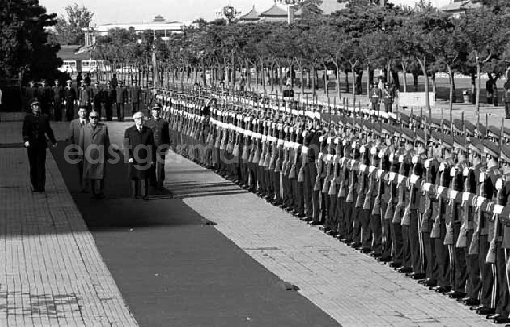 GDR photo archive: Peking - DDR-Staats- und Parteichef Erich Honecker (vorn r.) schreitet, begleitet vom Präsidenten der Volksrepublik China, Li Xiannian (3.v.l.), auf dem Tiananmen-Platz in Peking die Front der Ehrenformation der chinesischen Volksbefreiungsarmee ab. Honecker weilte vom 20. bis 28.1