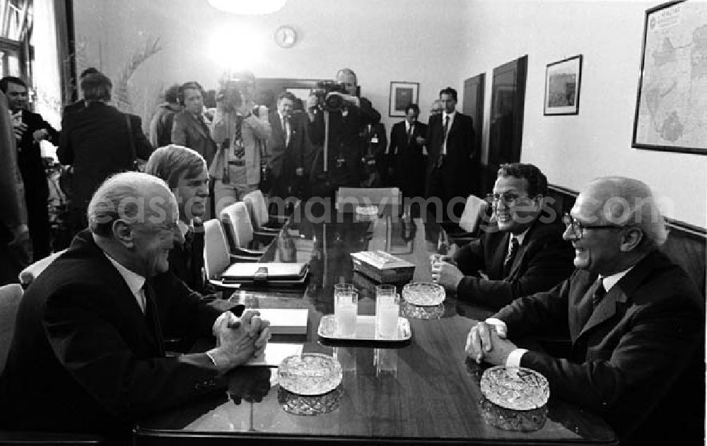 GDR photo archive: Budapest (Ungarn) - Partei- und Staatschef der DDR, Erich Honecker, beim Staatsbesuch in der Hauptstadt der Ungarischen Volksrepublik - Budapest.