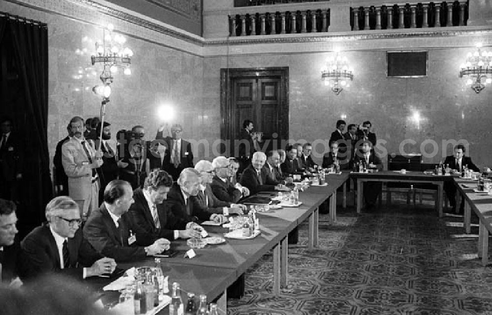 GDR image archive: Budapest (Ungarn) - Partei- und Staatschef der DDR, Erich Honecker, beim Staatsbesuch in der Hauptstadt der Ungarischen Volksrepublik - Budapest.
