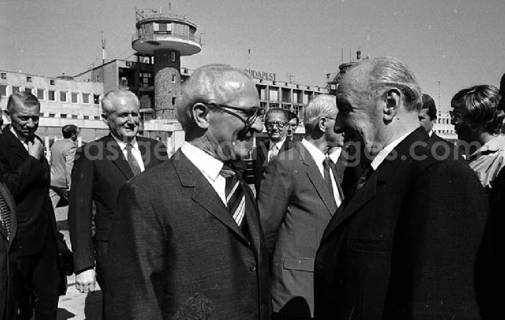 GDR image archive: Budapest (Ungarn) - Partei- und Staatschef der DDR, Erich Honecker, beim Staatsbesuch in der Hauptstadt der Ungarischen Volksrepublik - Budapest.