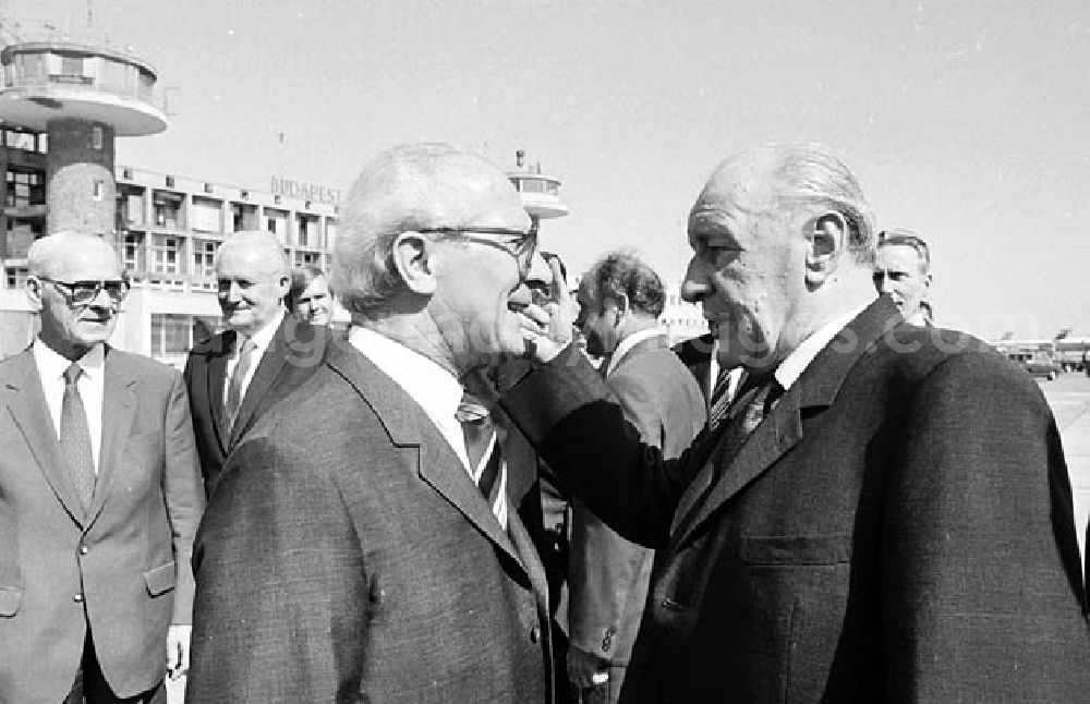GDR photo archive: Budapest (Ungarn) - Partei- und Staatschef der DDR, Erich Honecker, beim Staatsbesuch in der Hauptstadt der Ungarischen Volksrepublik - Budapest.