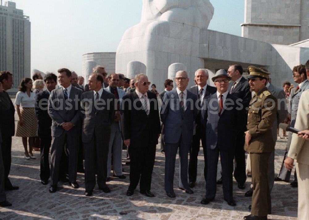 GDR picture archive: Havanna - Erich Honecker besucht mit Delegierten das Denkmal Jose Martis anläßlich seines Staatsbesuchs in Cuba / Kuba bei Fidel Castro.