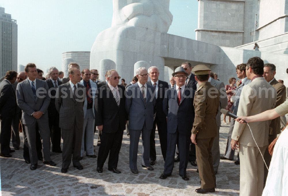GDR image archive: Havanna - Erich Honecker besucht mit Delegierten das Denkmal Jose Martis anläßlich seines Staatsbesuchs in Cuba / Kuba bei Fidel Castro.