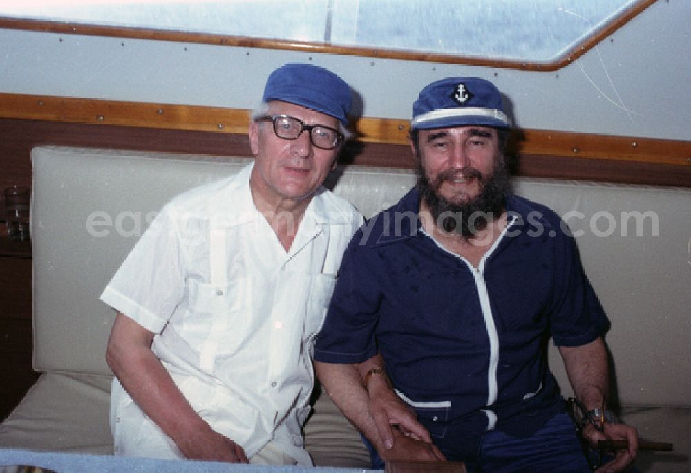 Havanna: Treffen von Erich Honecker und Fidel Castro auf einer Yacht in cubanischen Gewässern zu einem Angelausflug im Rahmen eines Staatsbesuches des DDR-Staatsratsvorsitzenden. Honecker und Castro sitzen nebeneinander in der Kajüte des Schiffs.