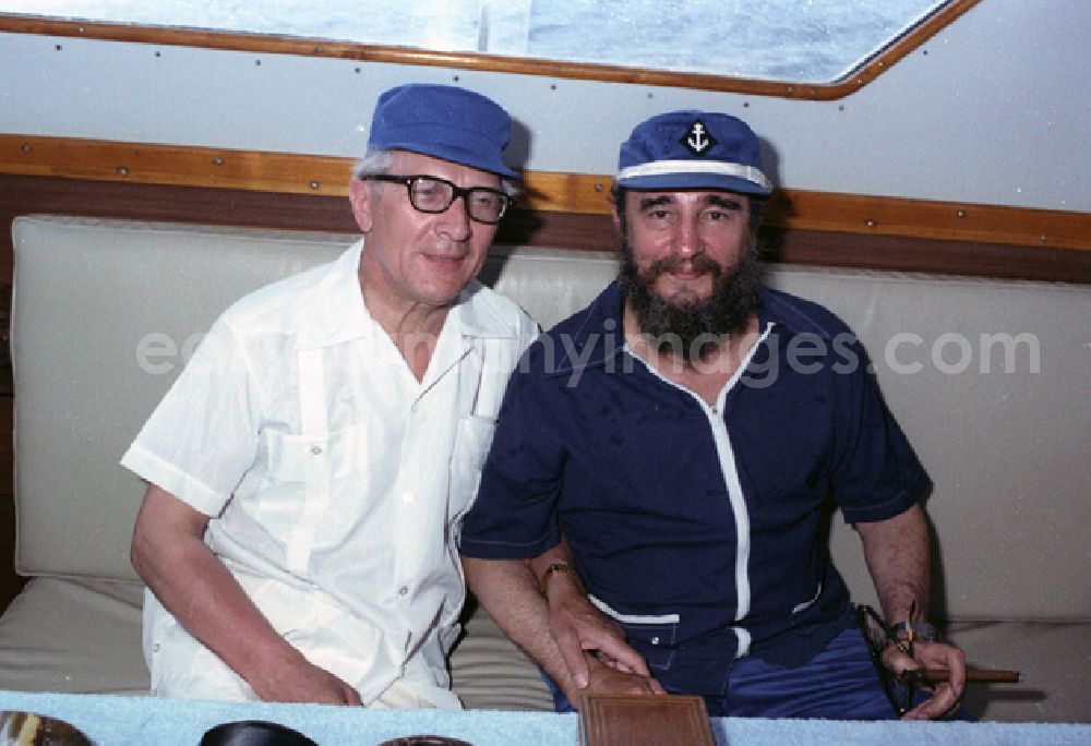 GDR image archive: Havanna - Treffen von Erich Honecker und Fidel Castro auf einer Yacht in cubanischen Gewässern zu einem Angelausflug im Rahmen eines Staatsbesuches des DDR-Staatsratsvorsitzenden. Honecker und Castro sitzen nebeneinander in der Kajüte des Schiffs.