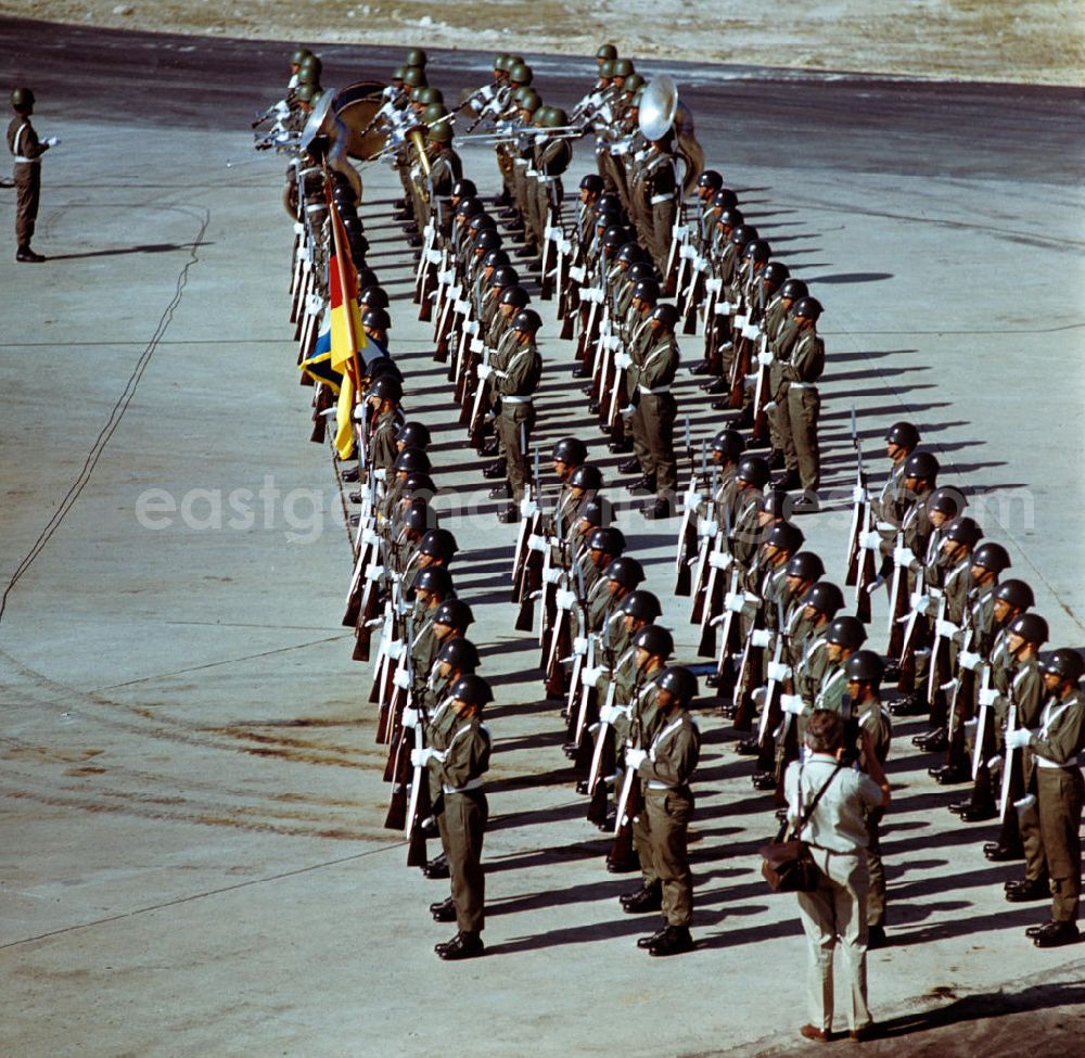 GDR picture archive: Santiago de Cuba - Aufstellung der kubanischen Ehrengarde zu Ehren des offiziellen Besuches des Staats- und Parteivorsitzenden der DDR, Erich Honecker, auf dem Flughafen Santiago de Cuba. Honecker stattete vom 2