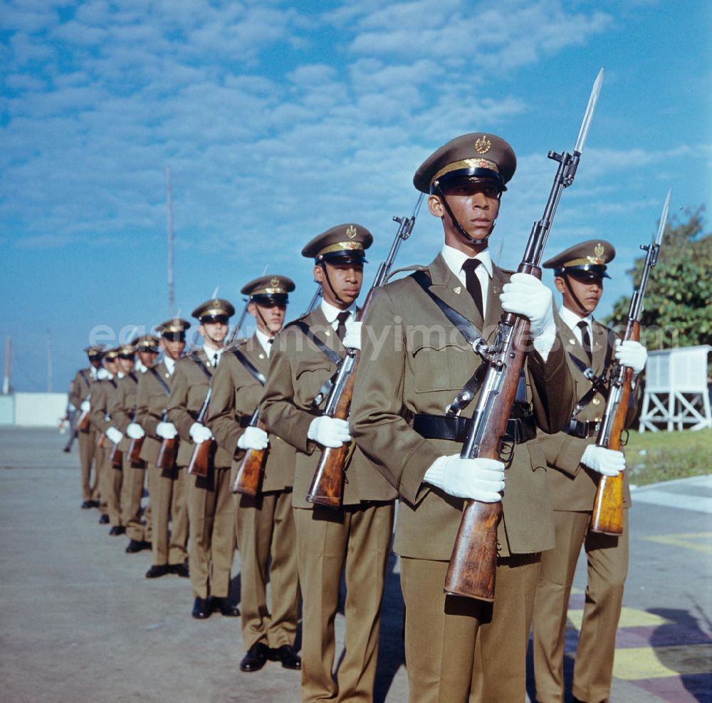 Santiago de Cuba: Aufstellung der kubanischen Ehrengarde zu Ehren des offiziellen Besuches des Staats- und Parteivorsitzenden der DDR, Erich Honecker, auf dem Flughafen Santiago de Cuba. Honecker stattete vom 2