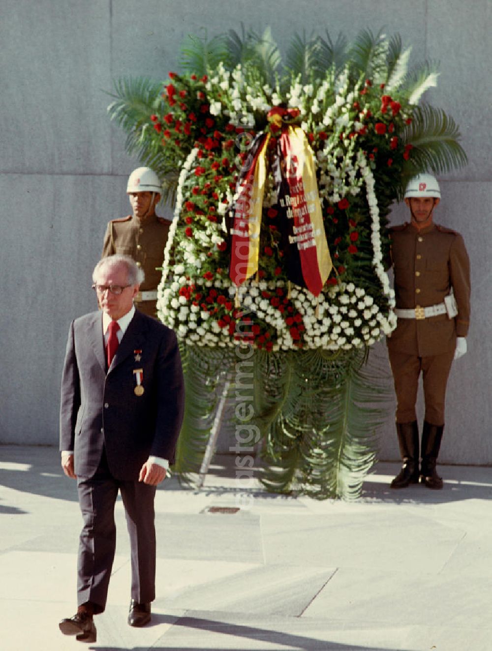 GDR photo archive: Havanna - Kranzniederlegung des Staats- und Parteivorsitzenden der DDR, Erich Honecker, auf dem Plaza de la Revolución (Platz der Revolution) mit dem José-Martí-Denkmal in Havanna. Honecker stattete vom 2