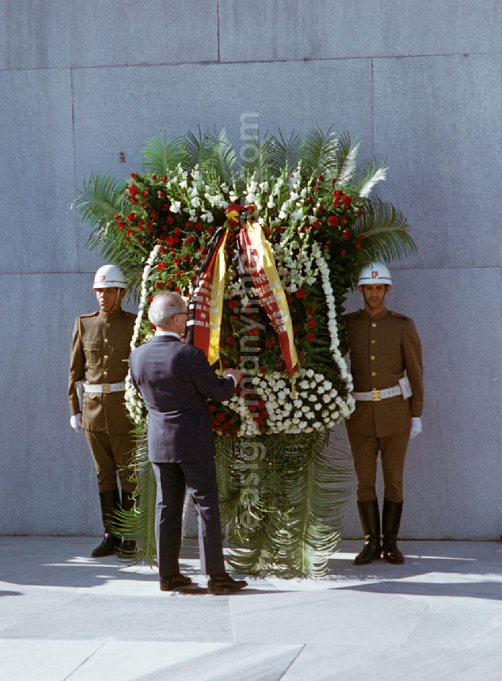 GDR picture archive: Havanna - Kranzniederlegung des Staats- und Parteivorsitzenden der DDR, Erich Honecker, auf dem Plaza de la Revolución (Platz der Revolution) mit dem José-Martí-Denkmal in Havanna. Honecker stattete vom 2