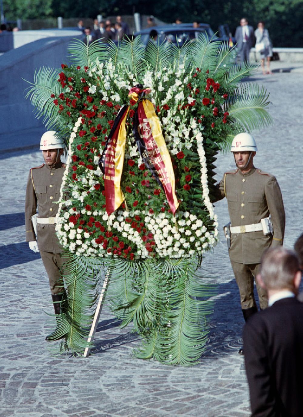 GDR image archive: Havanna - Kranzniederlegung des Staats- und Parteivorsitzenden der DDR, Erich Honecker, auf dem Plaza de la Revolución (Platz der Revolution) mit dem José-Martí-Denkmal in Havanna. Honecker stattete vom 2