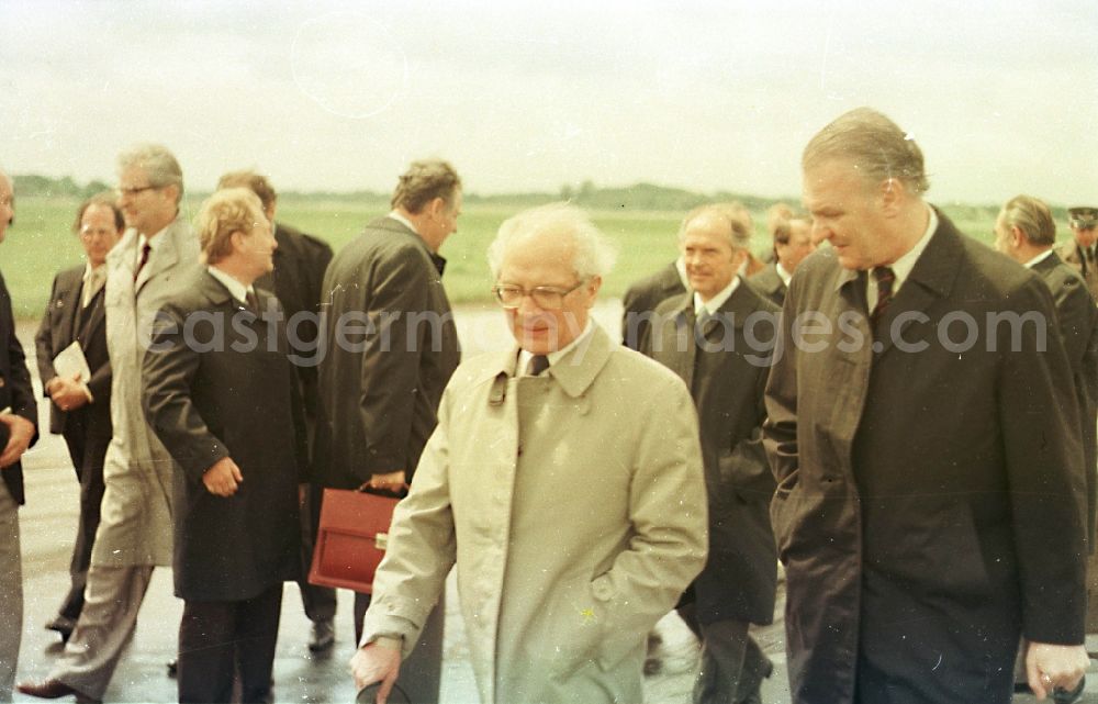 Peenemünde: Erich Honecker welcomes Prime Minister Olof Palme during a state visit at the airport in Peenemuende in the state of Mecklenburg-Western Pomerania in the area of the former GDR, German Democratic Republic