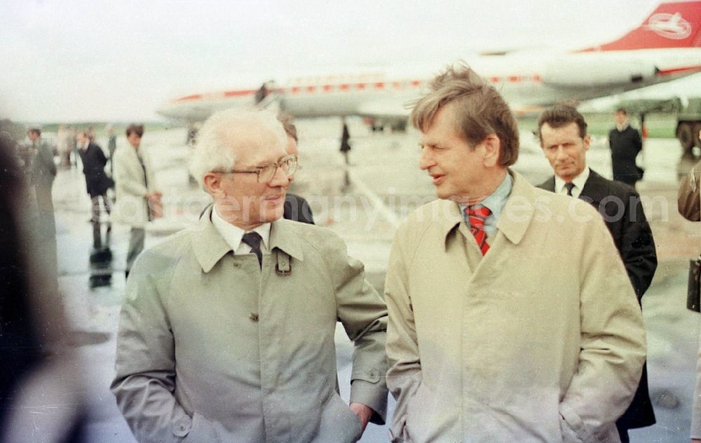 GDR image archive: Peenemünde - Erich Honecker welcomes Prime Minister Olof Palme during a state visit at the airport in Peenemuende in the state of Mecklenburg-Western Pomerania in the area of the former GDR, German Democratic Republic
