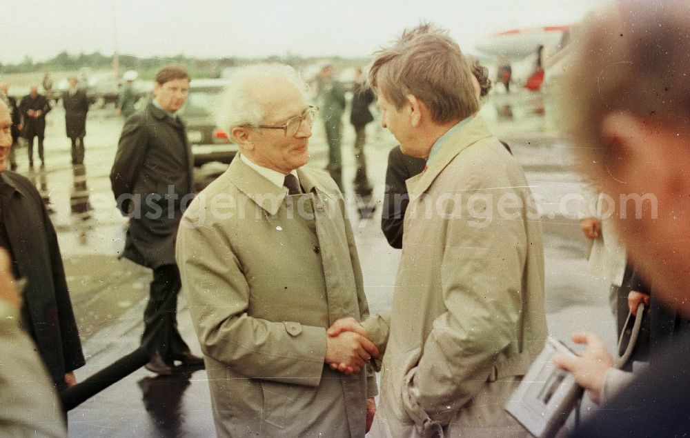 GDR photo archive: Peenemünde - Erich Honecker welcomes Prime Minister Olof Palme during a state visit at the airport in Peenemuende in the state of Mecklenburg-Western Pomerania in the area of the former GDR, German Democratic Republic
