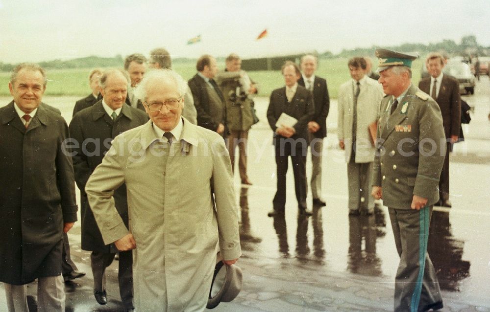 GDR picture archive: Peenemünde - Erich Honecker welcomes Prime Minister Olof Palme during a state visit at the airport in Peenemuende in the state of Mecklenburg-Western Pomerania in the area of the former GDR, German Democratic Republic