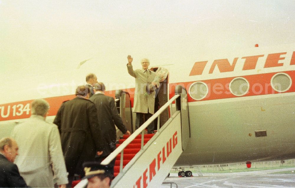 Peenemünde: Erich Honecker welcomes Prime Minister Olof Palme during a state visit at the airport in Peenemuende in the state of Mecklenburg-Western Pomerania in the area of the former GDR, German Democratic Republic