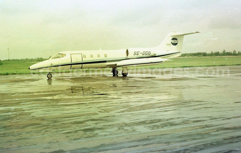 GDR image archive: Peenemünde - Lear-Jet by Prime Minister Olof Palme after landing during a state visit at the airport in Peenemuende in the state of Mecklenburg-Western Pomerania in the area of the former GDR, German Democratic Republic