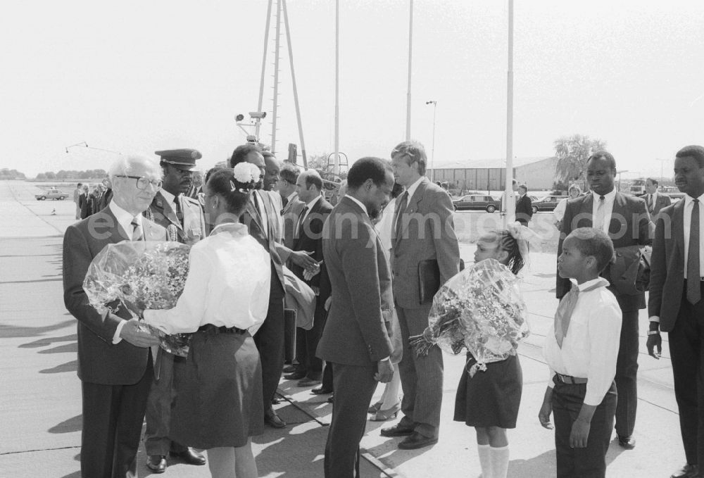 GDR image archive: Schönefeld - State visit to Mozambique on arrival at Schoenefeld airport in the state of Brandenburg in the territory of the former GDR, German Democratic Republic. Erich Honecker greets President Joaquim Alberto Chissano with military honors at the gangway of the plane