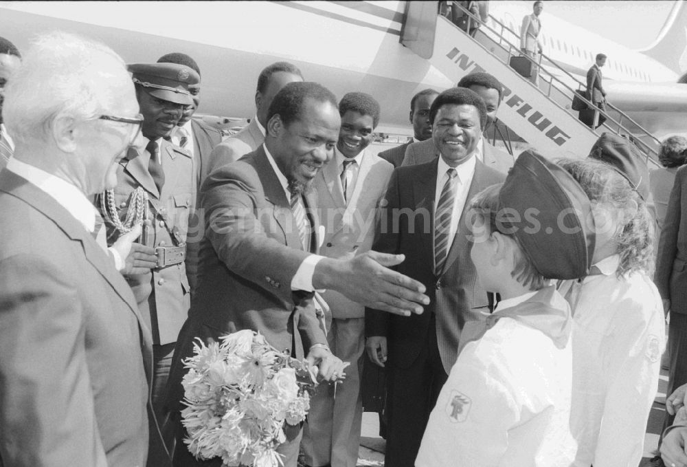 GDR photo archive: Schönefeld - State visit to Mozambique on arrival at Schoenefeld airport in the state of Brandenburg in the territory of the former GDR, German Democratic Republic. Erich Honecker greets President Joaquim Alberto Chissano with military honors at the gangway of the plane