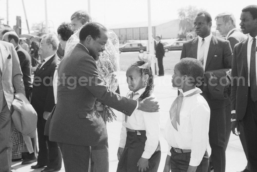 Schönefeld: State visit to Mozambique on arrival at Schoenefeld airport in the state of Brandenburg in the territory of the former GDR, German Democratic Republic. Erich Honecker greets President Joaquim Alberto Chissano with military honors at the gangway of the plane