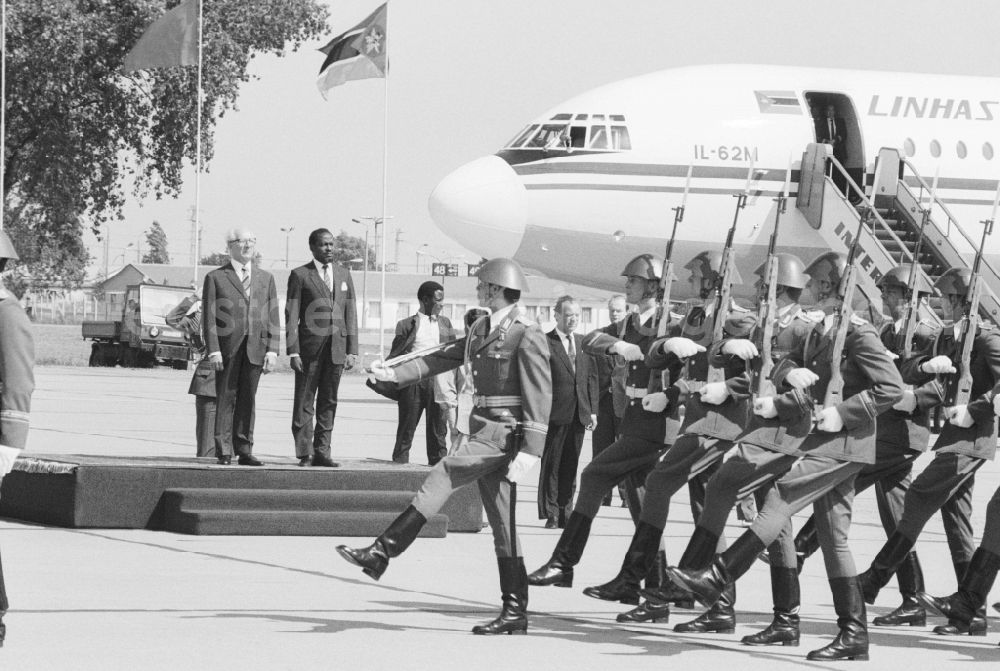 GDR picture archive: Schönefeld - State visit to Mozambique on arrival at Schoenefeld airport in the state of Brandenburg in the territory of the former GDR, German Democratic Republic. Erich Honecker greets President Joaquim Alberto Chissano with military honors at the gangway of the plane
