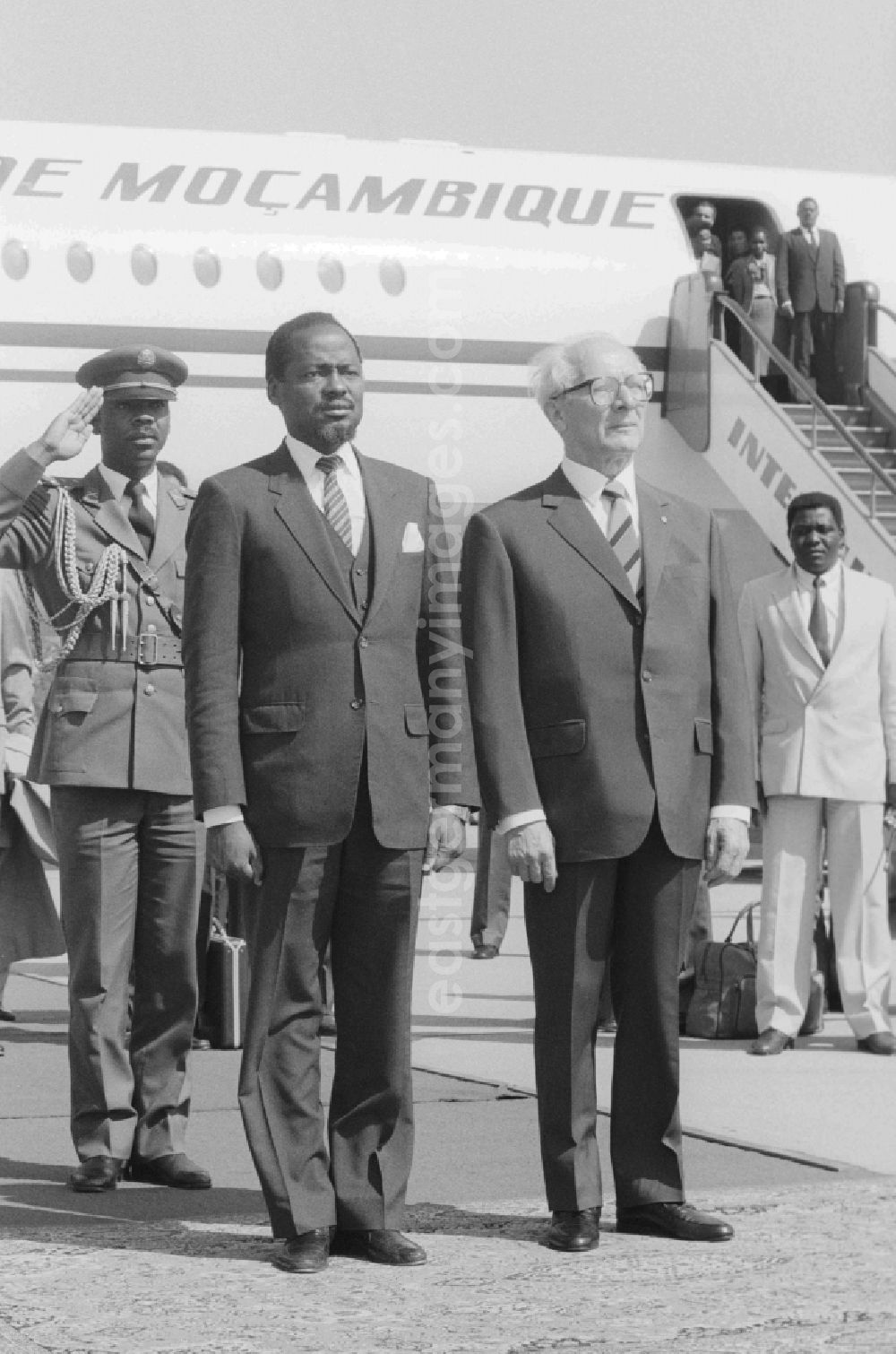 Schönefeld: State visit to Mozambique on arrival at Schoenefeld airport in the state of Brandenburg in the territory of the former GDR, German Democratic Republic. Erich Honecker greets President Joaquim Alberto Chissano with military honors at the gangway of the plane