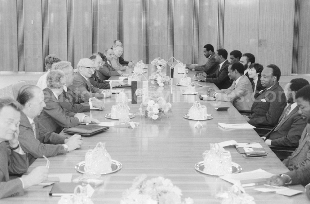 GDR image archive: Berlin - State visit of the President of Mozambique Joaquim Chissano in Berlin, the former capital of the GDR, the German Democratic Republic. The picture shows the official talks at the State Council with Erich Honecker