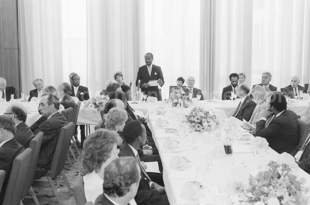GDR photo archive: Berlin - State visit of the President of Mozambique Joaquim Chissano in Berlin, the former capital of the GDR, the German Democratic Republic. In view of the reception at the Council of State with reciprocal toasting of Erich Honecker and Chissano