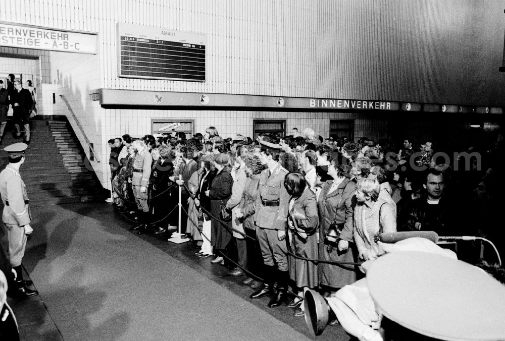 GDR image archive: Berlin - View to receiving the state visit of the President of the Democratic People's Republic of Korea (North Korea) Kim Il-sung in the hall of the foyer of the station Ostbahnhof in Friedrichshain in Berlin - capital of the GDR (German Democratic Republic)