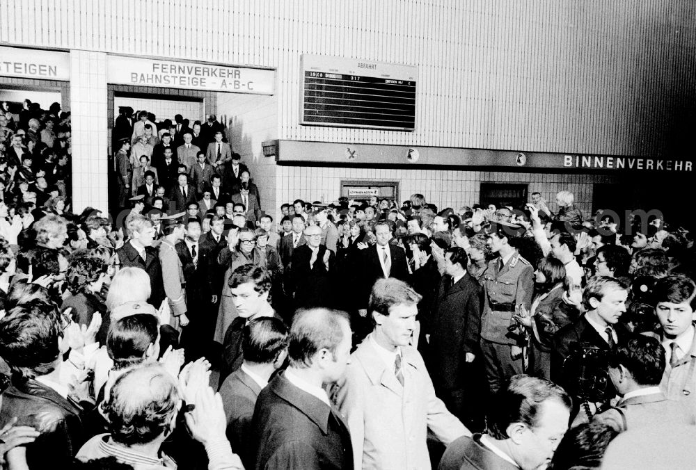 Berlin: View to receiving the state visit of the President of the Democratic People's Republic of Korea (North Korea) Kim Il-sung in the hall of the foyer of the station Ostbahnhof in Friedrichshain in Berlin - capital of the GDR (German Democratic Republic)