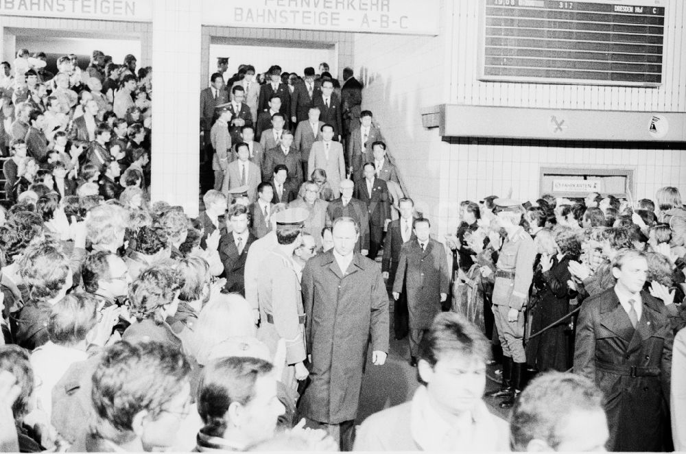 GDR photo archive: Berlin - View to receiving the state visit of the President of the Democratic People's Republic of Korea (North Korea) Kim Il-sung in the hall of the foyer of the station Ostbahnhof in Friedrichshain in Berlin - capital of the GDR (German Democratic Republic)