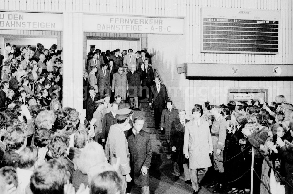GDR image archive: Berlin - View to receiving the state visit of the President of the Democratic People's Republic of Korea (North Korea) Kim Il-sung in the hall of the foyer of the station Ostbahnhof in Friedrichshain in Berlin - capital of the GDR (German Democratic Republic)
