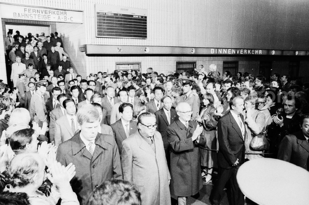 GDR picture archive: Berlin - View to receiving the state visit of the President of the Democratic People's Republic of Korea (North Korea) Kim Il-sung in the hall of the foyer of the station Ostbahnhof in Friedrichshain in Berlin - capital of the GDR (German Democratic Republic)