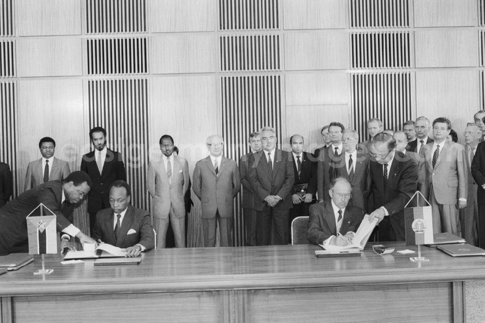 Berlin: State visit of the President of Mozambique Joaquim Chissano in Berlin, the former capital of the GDR, the German Democratic Republic. The picture shows the signing of mutual agreements by the GDR Foreign Minister Oskar Fischer in the building of the State Council in the presence of Honecker and Chissano