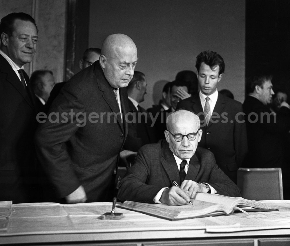 GDR image archive: Berlin - During his state visit, Wladyslaw Gomulka signs his name in the Golden Book of the city of Berlin under the gaze of Jozef Cyrankiewicz (second from left), on the territory of the former GDR, German Democratic Republic