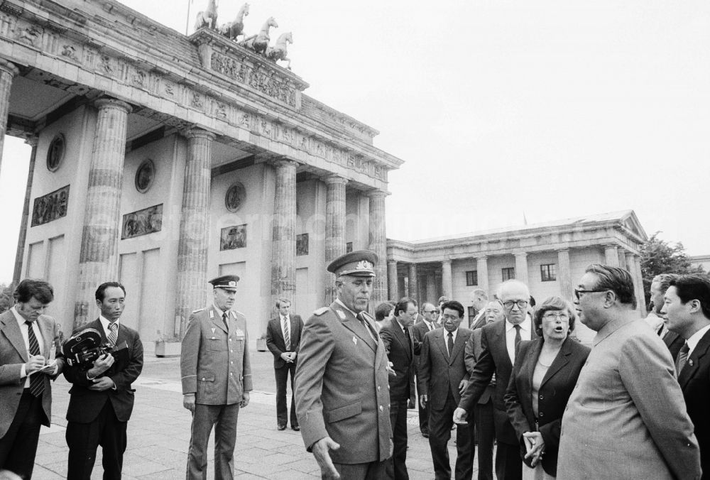GDR photo archive: Berlin Mitte - State visit of the President of the Democratic People's Republic of Korea (North Korea) Kim Il-sung on the Pariser Platz at the Brandenburg Gate in Berlin - capital of the GDR (German Democratic Republic)