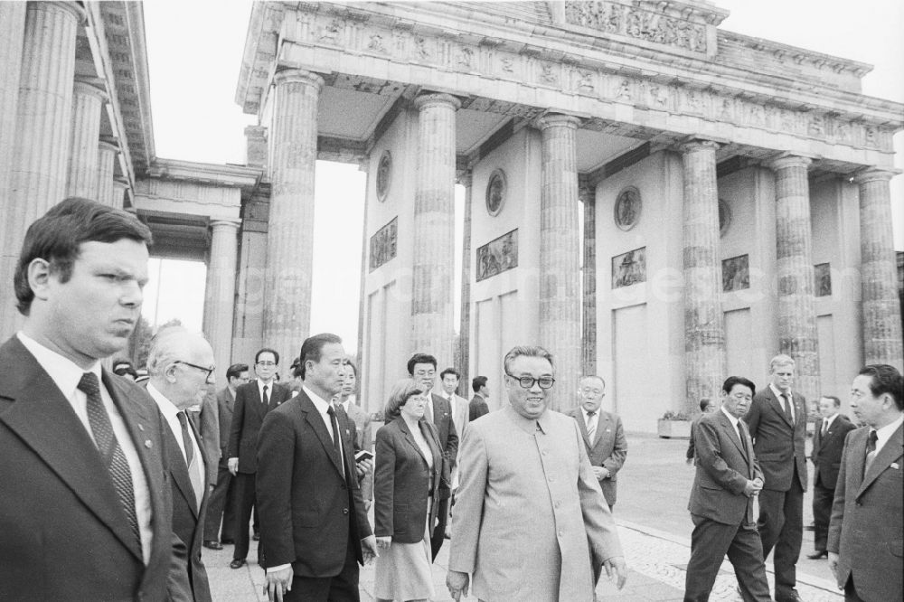 GDR photo archive: Berlin Mitte - State visit of the President of the Democratic People's Republic of Korea (North Korea) Kim Il-sung on the Pariser Platz at the Brandenburg Gate in Berlin - capital of the GDR (German Democratic Republic)