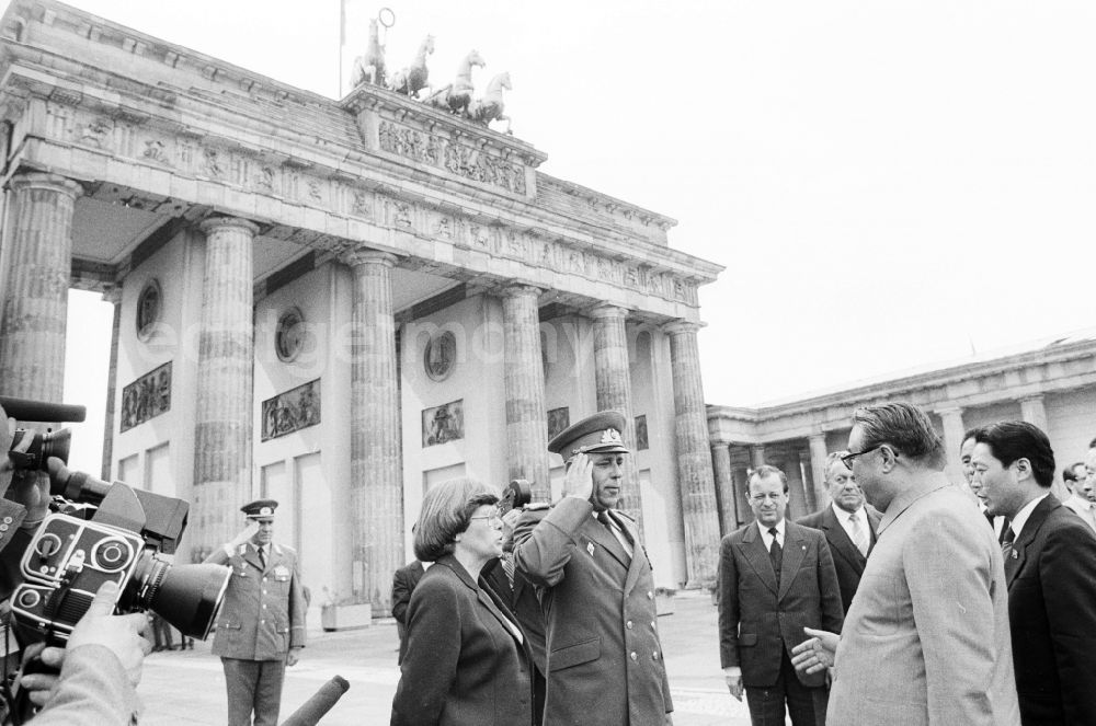 GDR image archive: Berlin Mitte - State visit of the President of the Democratic People's Republic of Korea (North Korea) Kim Il-sung on the Pariser Platz at the Brandenburg Gate in Berlin - capital of the GDR (German Democratic Republic)