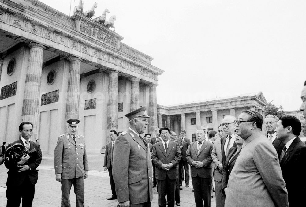 GDR image archive: Berlin Mitte - State visit of the President of the Democratic People's Republic of Korea (North Korea) Kim Il-sung on the Pariser Platz at the Brandenburg Gate in Berlin - capital of the GDR (German Democratic Republic)