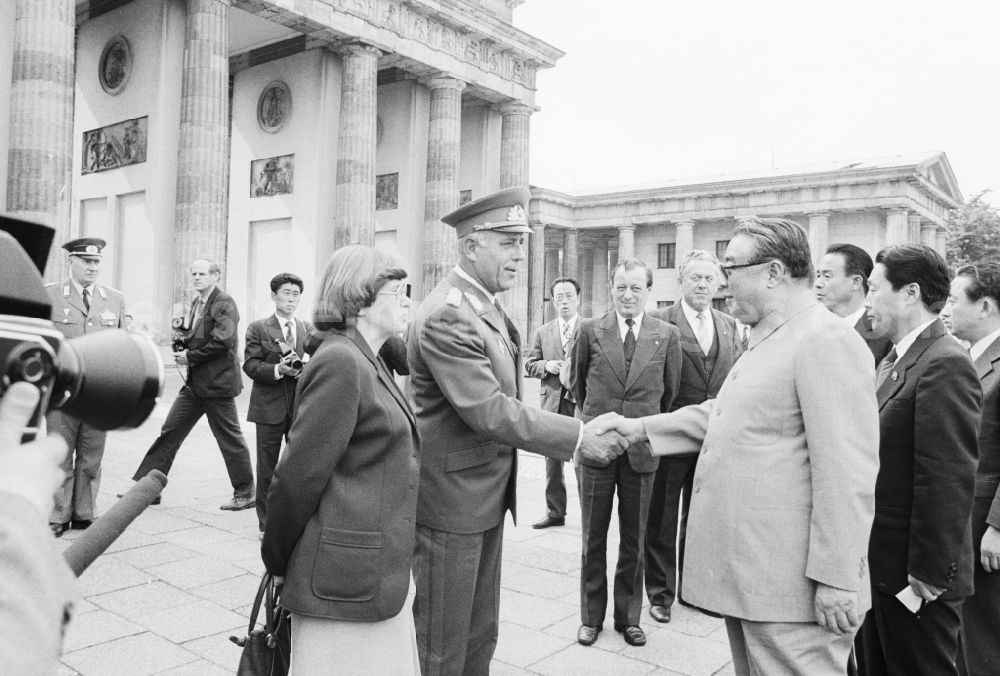 GDR picture archive: Berlin Mitte - State visit of the President of the Democratic People's Republic of Korea (North Korea) Kim Il-sung on the Pariser Platz at the Brandenburg Gate in Berlin - capital of the GDR (German Democratic Republic)