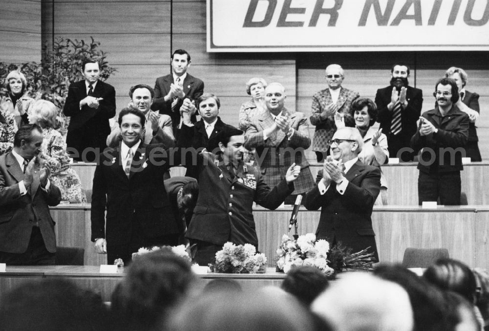 GDR image archive: Berlin Mitte - State reception for Valeri Bukowski, Russian cosmonaut, the Palast der Republik in Berlin with Erich Honecker and other Members