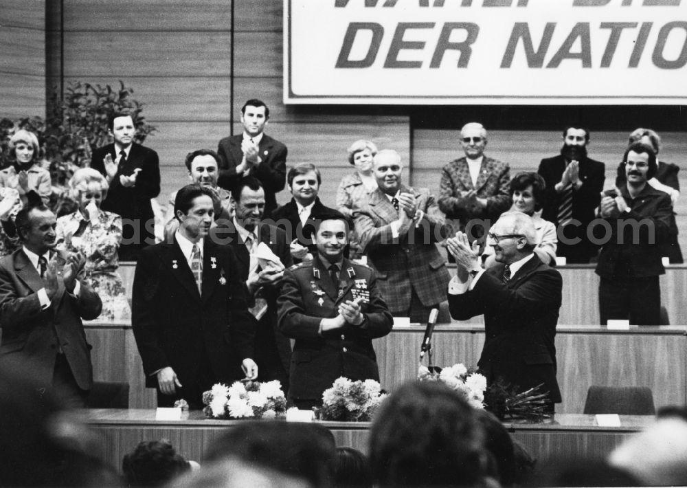 GDR picture archive: Berlin - State reception for Valeri Bukowski, Russian cosmonaut, the Palast der Republik in Berlin with Erich Honecker and other Members