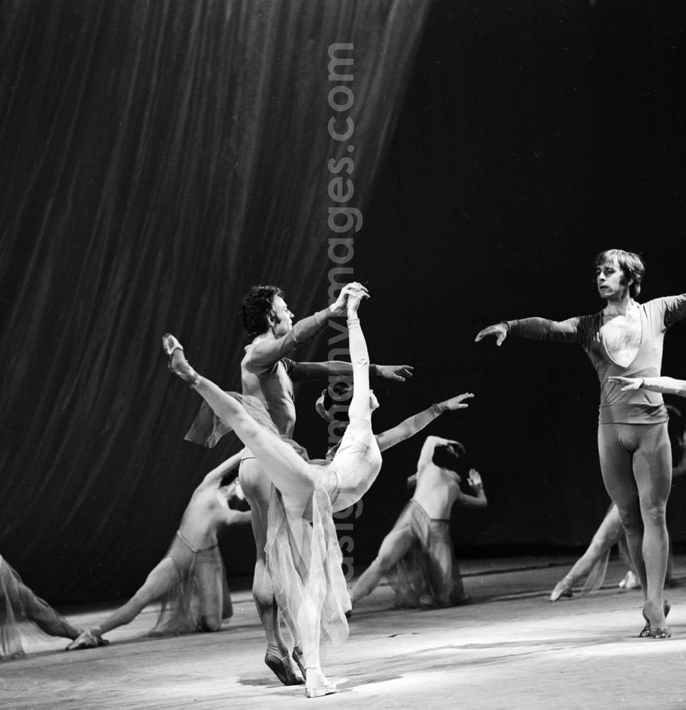 GDR picture archive: Berlin - The State Opera Ballet at rehearsals in Berlin, the former capital of the GDR, German Democratic Republic